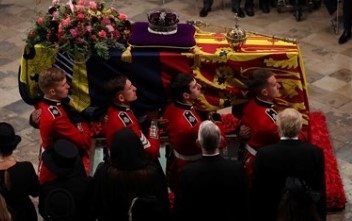 Перли, паяк върху ковчега и счупена палка: Любопитните факти за погребението на Елизабет II